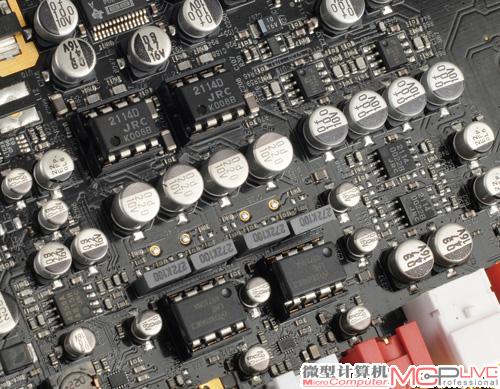 可拆卸的四颗运放芯片，分别是两颗JRC2114D与两颗LME49710。