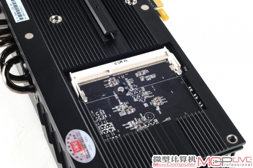 背面的扩展供电接口和扩展供电模块依旧是九段的独家秘方，配合上双8pin外接供电接口，看来九段是想玩家们好好OC一番。